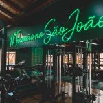 Academia moderna e bem equipada em resort, ideal para manter a rotina de exercícios durante a estadia.