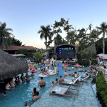 Pessoas praticando atividades ao ar livre na piscina do resort