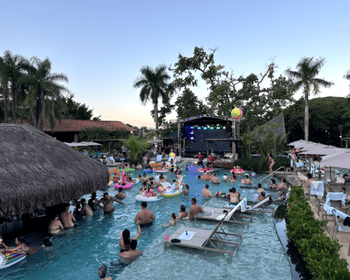 Pessoas praticando atividades ao ar livre na piscina do resort